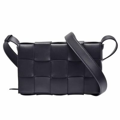BOTTEGA VENETA 寶緹嘉  CASSETTE系列經典編織小羊皮磁釦斜背包(黑)