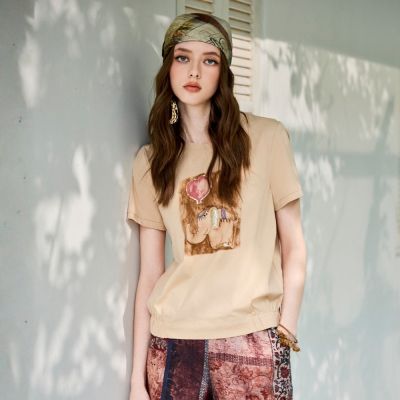 ILEY伊蕾 童趣印花修身棉質上衣(卡其；M-XL)