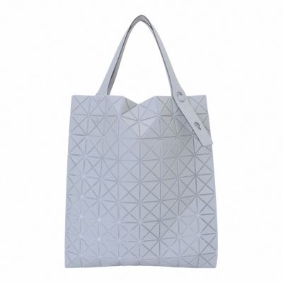 ISSEY MIYAKE  BAOBAO 皮質幾何方格側凹折8X9 提包(霧石灰)