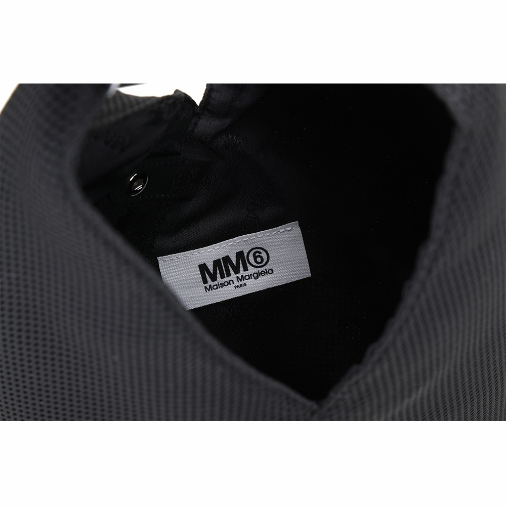【极美品】 MM6 日本款托特包 黑色 MM6 MAISON MARGIELA Japanese 中款粒面牛皮三角托特包(黑色) | 歐系