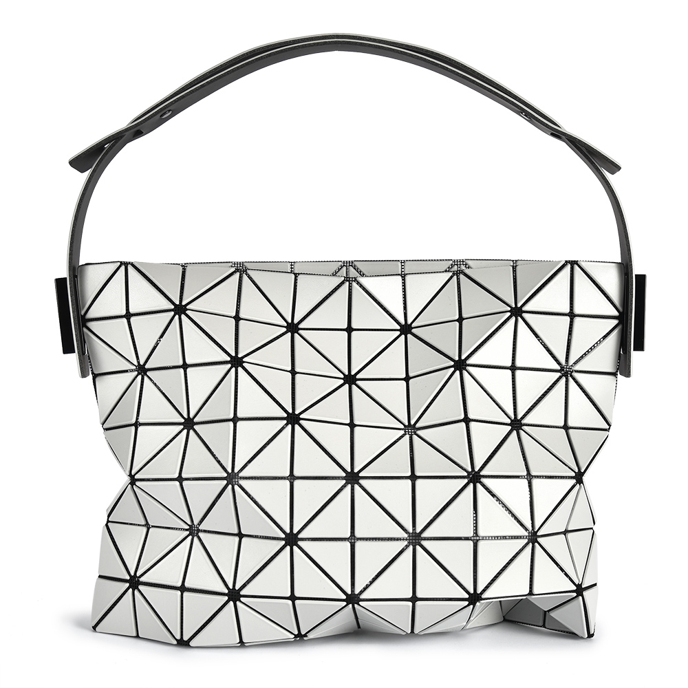 ISSEY MIYAKE 三宅一生BAOBAO BAGUETTE 亮面方格7x10單肩包-淺灰色