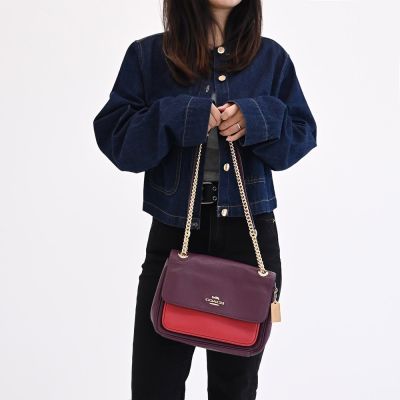 COACH KLARE 金屬LOGO經典荔枝皮革拼色斜背包(紫紅)