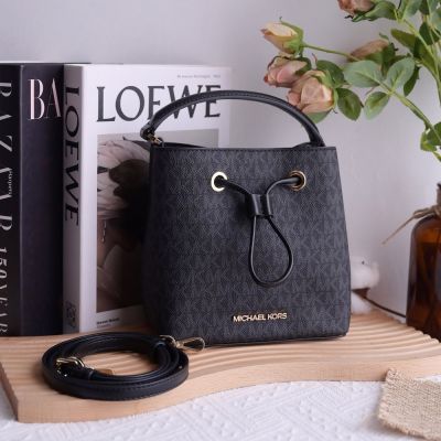 MICHAEL KORS SURI 經典MK印花拼接兩用水桶包(迷你/黑灰)