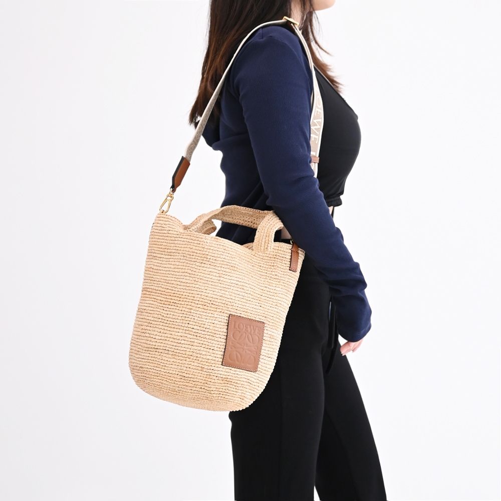 LOEWE Slit Mini 徽章LOGO草編手提斜背兩用包(咖邊)