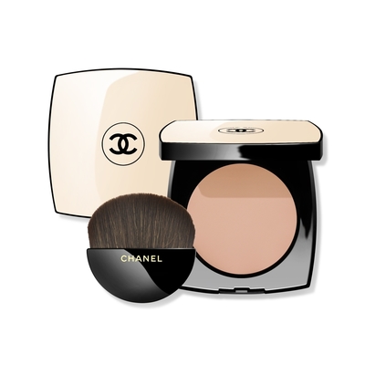 CHANEL香奈兒原生美肌蜜粉餅，為臉部設計的輕盈遮瑕產品，適合各種膚質使用。內附半圓形粉刷，方便上妝。產地為法國，儲存期限為3年，請詳見產品包裝標示。