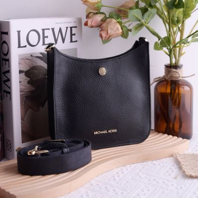 MICHAEL KORS BRILEY金屬LOGO寬背帶斜背小包(黑)