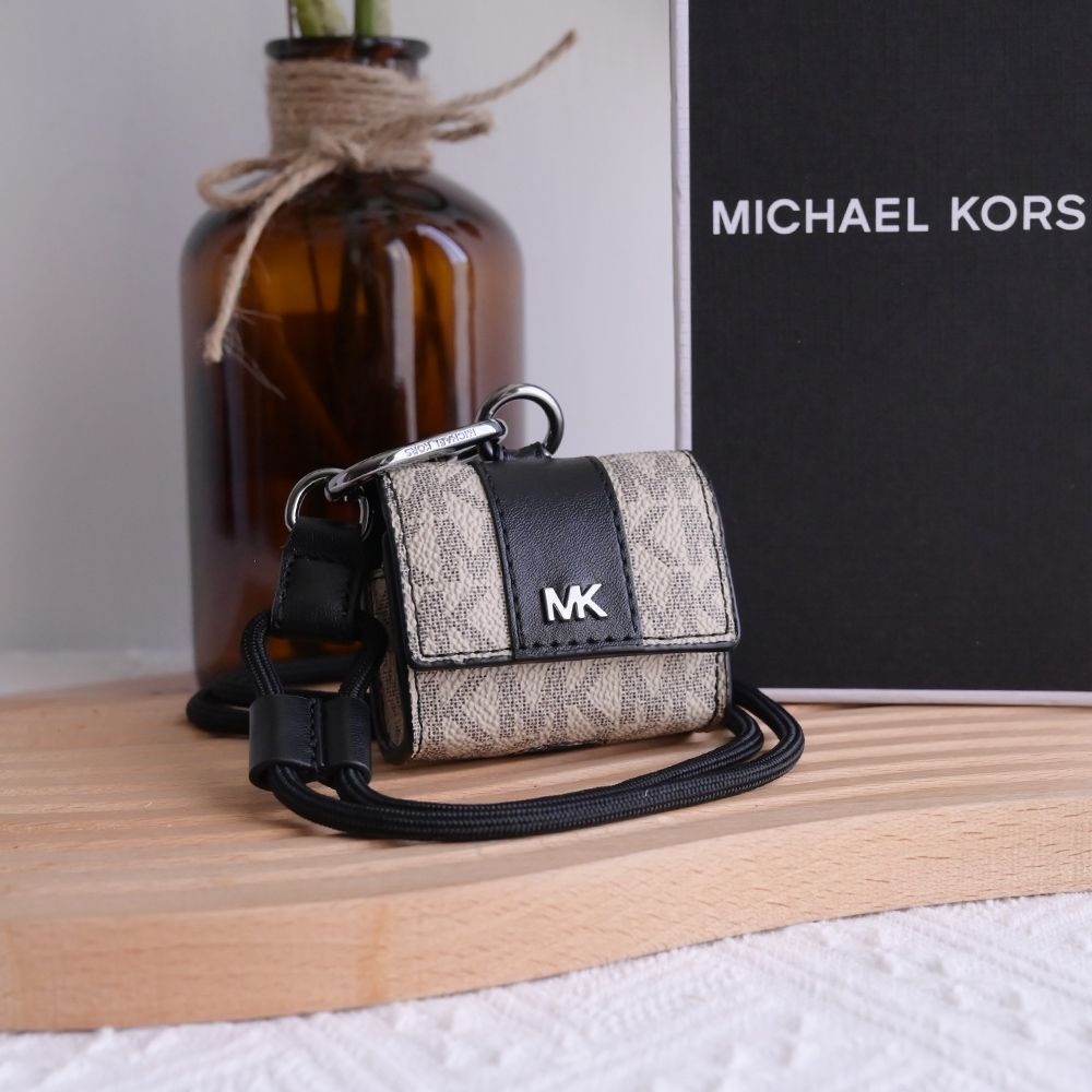 MICHAEL KORS GIFTING 經典MK印花拼接AIRPODS耳機收納套禮盒組(淺褐/黑-附頸掛帶)