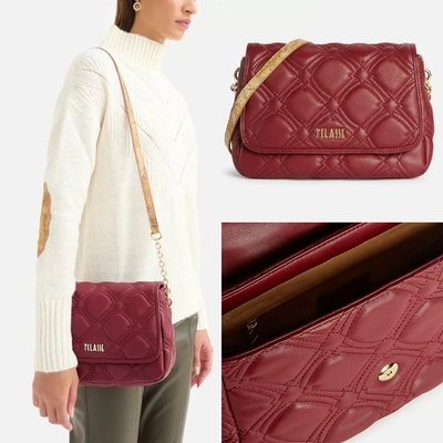 Alviero Martini 義大利地圖包 輕奢時尚 菱格紋鍊帶翻蓋側背包-酒紅色