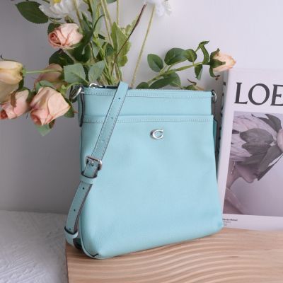 COACH KITT C LOGO素色拉鍊斜背扁包(水藍)