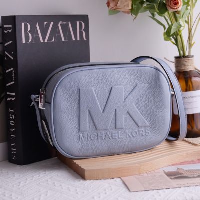 MICHAEL KORS Jet Set Travel 新版素色立體大LOGO皮革拉鍊斜背方包(淡藍)