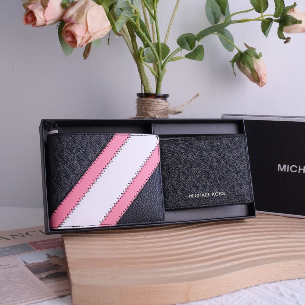 MICHAEL KORS COOPER 撞色條紋印花對開八卡短夾附活動夾禮盒組(黑灰/粉邊)