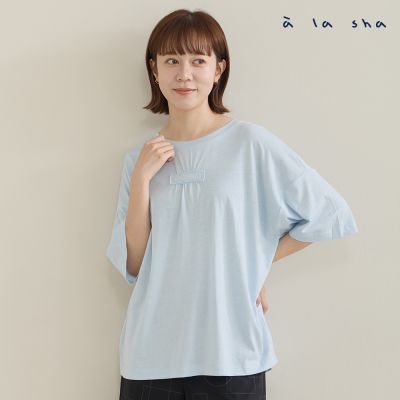 a la sha 立體繡花挖洞造型上衣