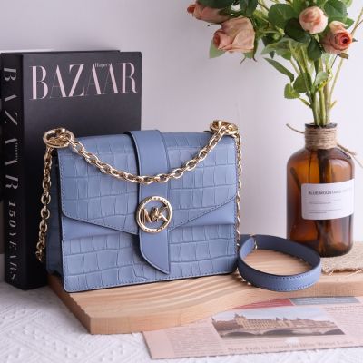 MICHAEL KORS Greenwich 金屬LOGO鱷紋魚素色轉釦鉚釘翻蓋斜背鍊包(淡藍)