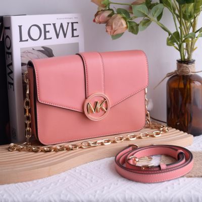MICHAEL KORS CARMEN 金屬MK LOGO翻蓋皮革斜背包(玫粉)