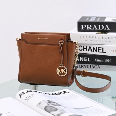 MICHAEL KORS GRAHAM 金屬LOGO荔枝皮革拉鍊斜背鍊包(焦糖色)