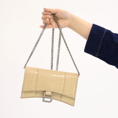 BALENCIAGA巴黎世家 BALENCIAGA Hourglass 經典鱷魚壓紋小牛皮WOC斜背鍊包(卡其)