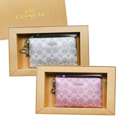 COACH 經典緹花LOGO皮革手拿包+雙吊飾禮盒組 (多款可選)
