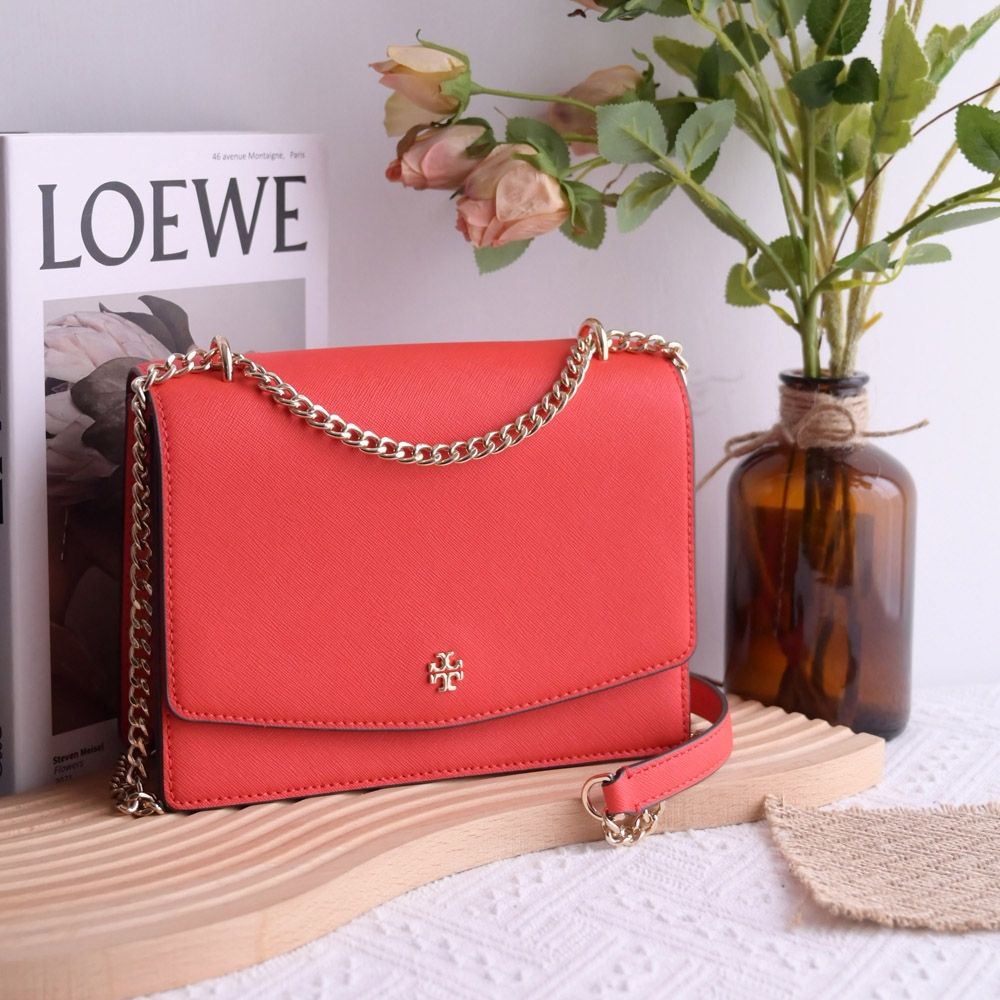 TORY BURCH 金屬LOGO防刮翻蓋斜背鍊包(紅/銀LOGO)