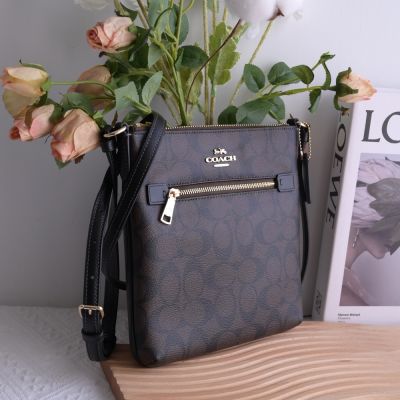 COACH Mini Rowan File Bag 經典C LOGO印花拉鍊斜背扁包(深咖/黑)