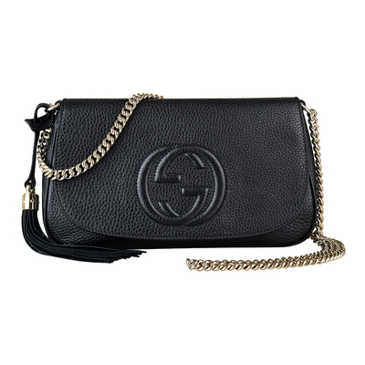 GUCCI古馳 SOHO系列經典GG車紋LOGO斜揹包，採用荔枝紋牛皮製成，搭配流蘇設計與鏈帶裝飾，展現時尚與優雅。裸色系外觀適合多種場合搭配，釦式開口設計方便取用，內有1個內袋，適合日常使用。來自義大利原廠，為歐洲GUCCI專櫃或OUTLET 100%全新真品，品質保證。