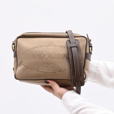 PRADA 復古大LOGO帆布斜背相機包(駝/咖)