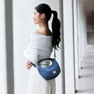 【satana】Denim 丹寧牛仔 迷你彎月手提包 肩背 / 斜背 輕量 6.7吋手機 台灣製 SDNN0350 -深丹寧藍