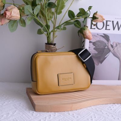 COACH Carrier 簡約烙印LOGO寬背帶斜背小方包/手機包(黃)