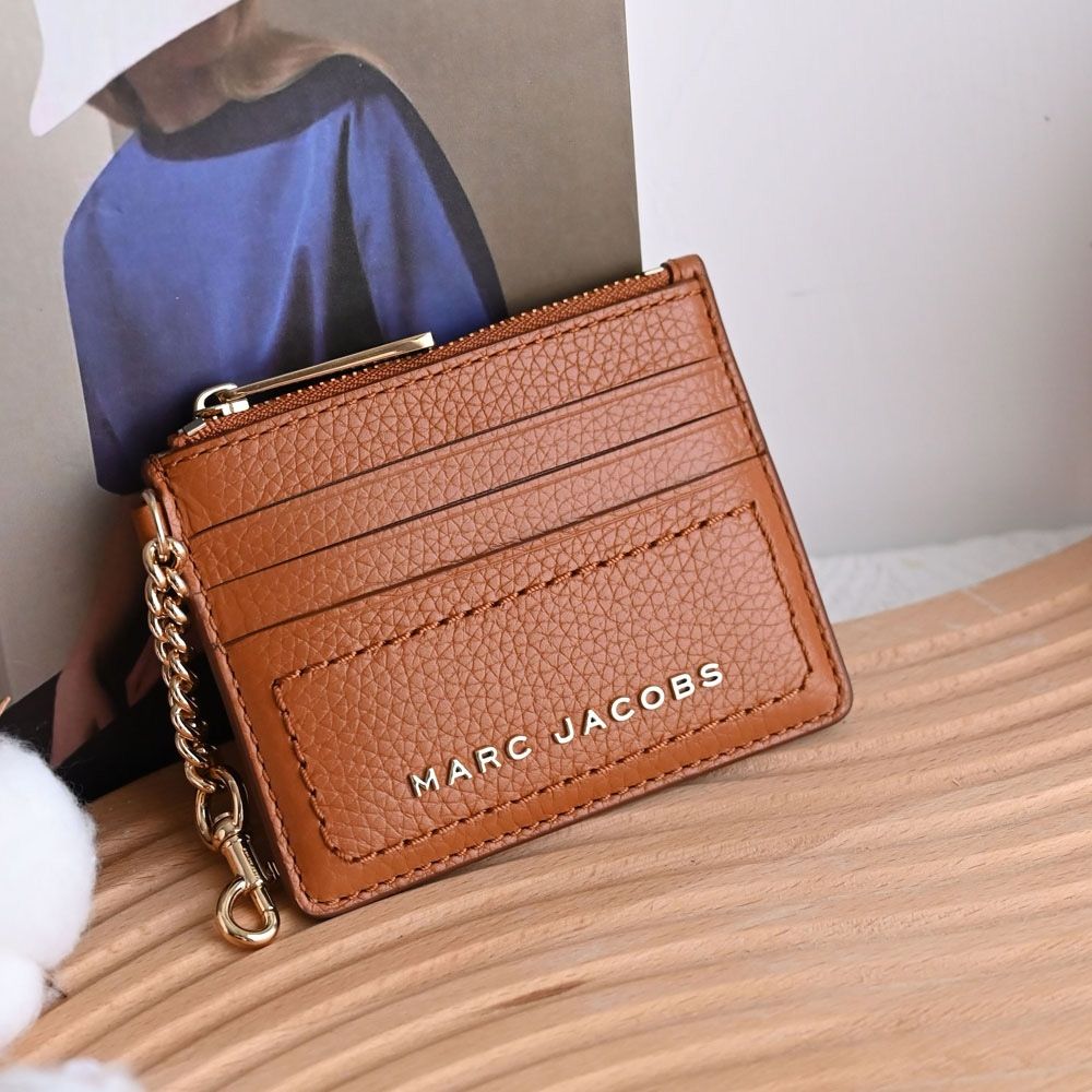 MARC JACOBS 金屬LOGO 6卡鑰匙釦環零錢包(焦糖)