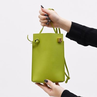LOEWE Dice Pocket 金屬LOGO小牛皮斜背小包/手機包(綠色)