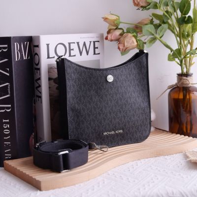 MICHAEL KORS BRILEY 金屬LOGO經典印花迷你斜背包(黑灰)