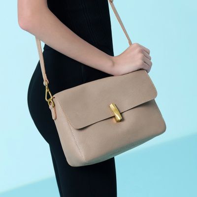 2R 經典雅致 Elegant 牛皮造形轉釦肩背包 淺卡其