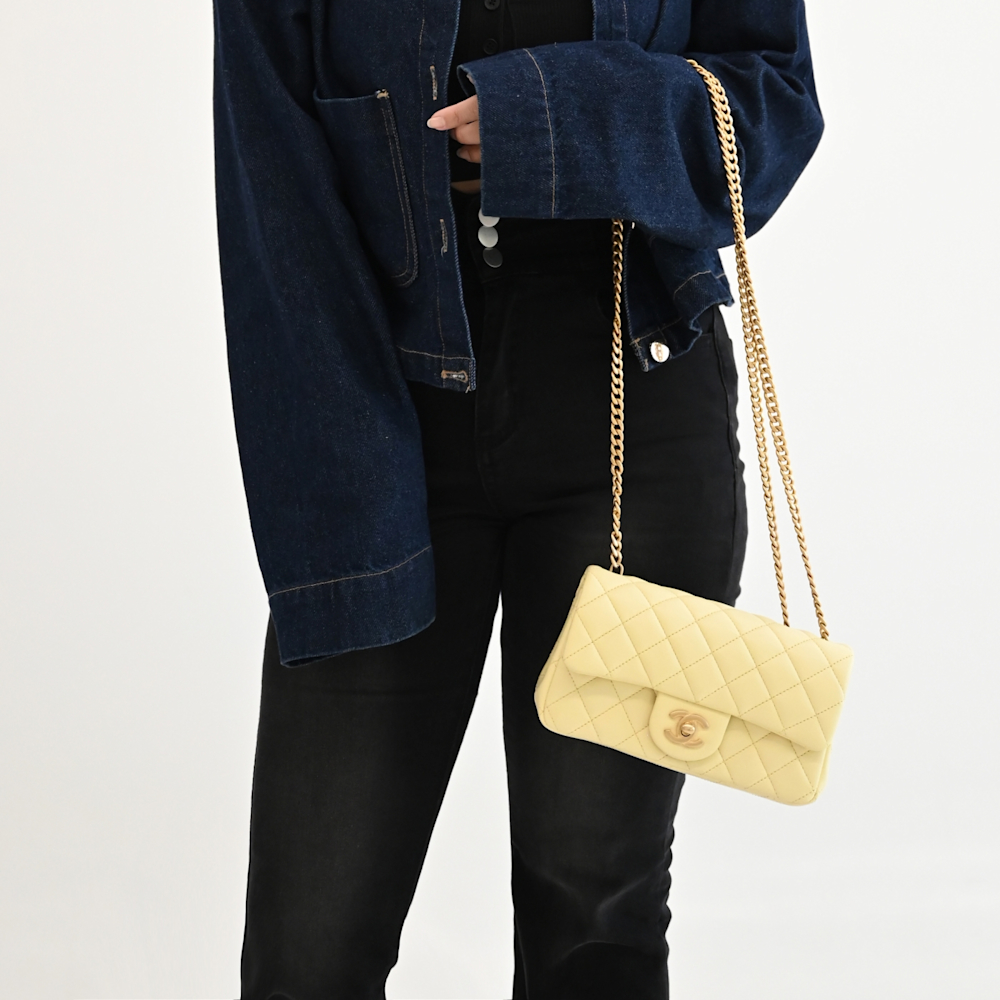 CHANEL Mini Coco 新版山茶花調節扣小羊皮迷你翻蓋斜背包/金球包(奶油黃) | 斜背包/鍊帶包| Yahoo購物中心