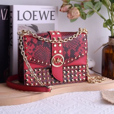 MICHAEL KORS Greenwich 金屬LOGO蛇紋飾邊轉釦鉚釘翻蓋斜背鍊包(紅)