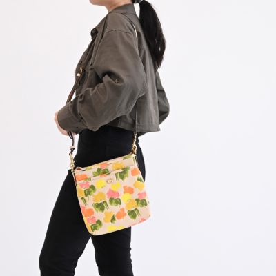 COACH KITT C字LOGO花卉印花拉鍊斜背扁包(淺褐)