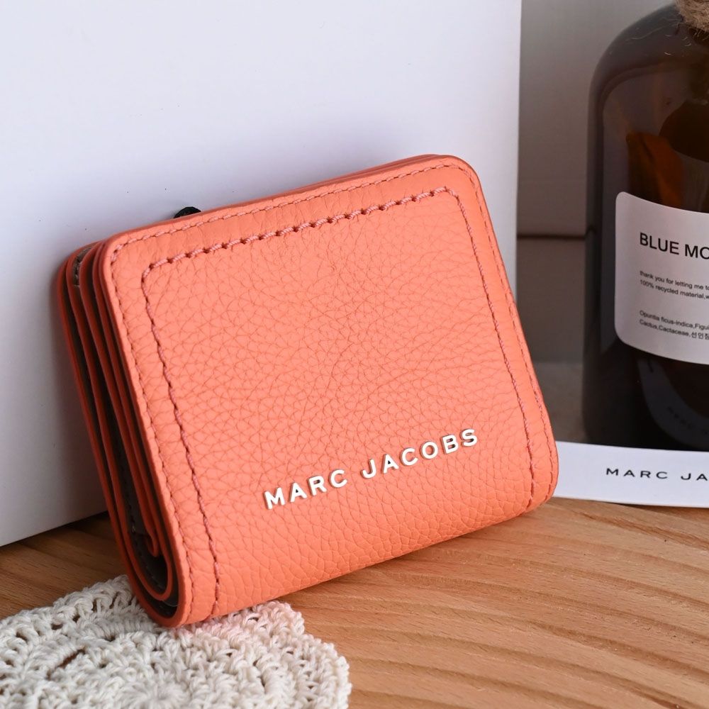 MARC JACOBS 金屬LOGO荔枝皮革釦式零錢短夾(珊瑚橘)