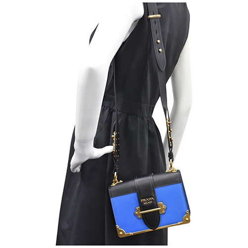 PRADA 經典品牌LOGO雙色牛皮掀蓋斜背包(黑/藍色) | 手提包| Yahoo購物中心