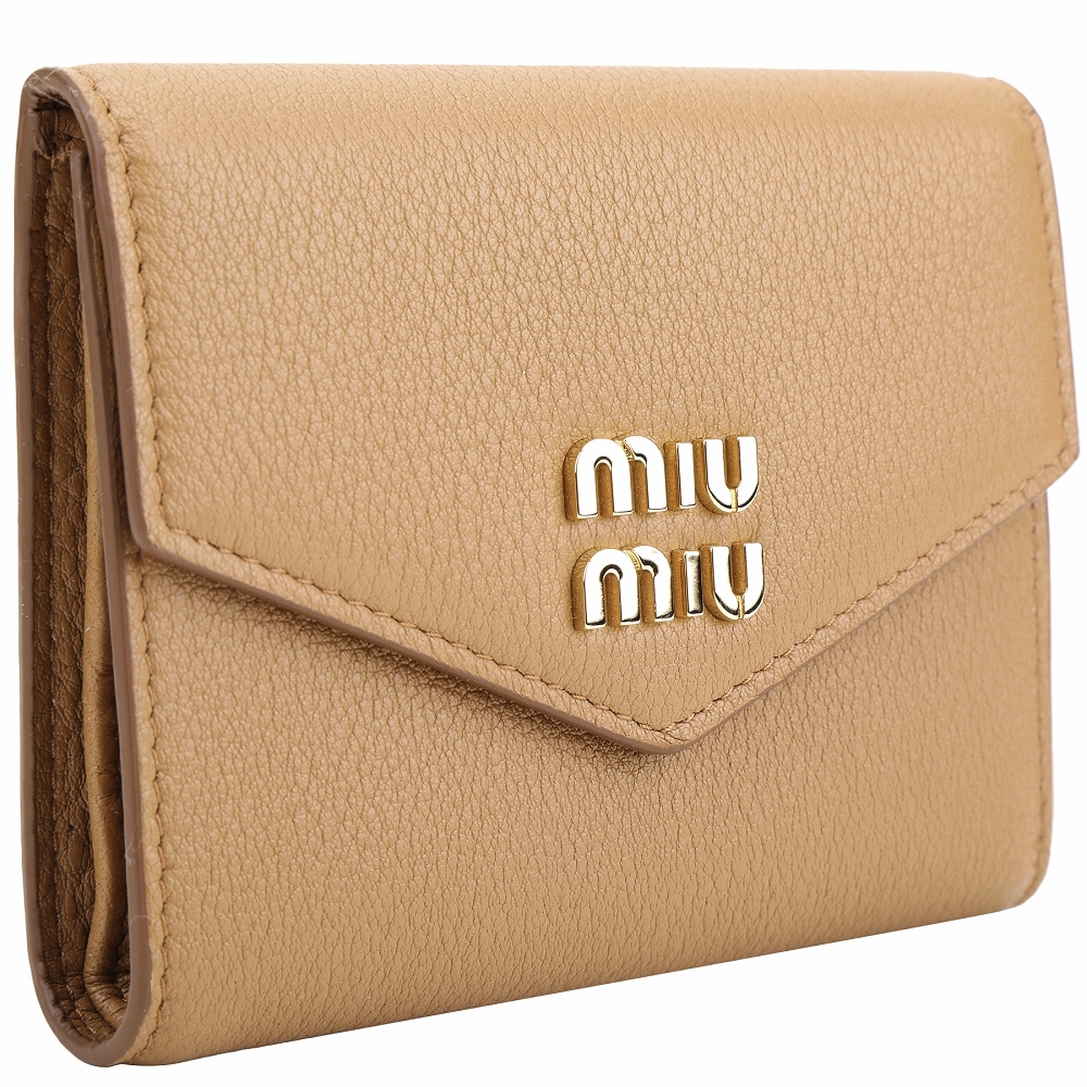 miu miu 字母荔紋小牛皮三折信封釦短夾(駝色) | 歐系精品包/配件
