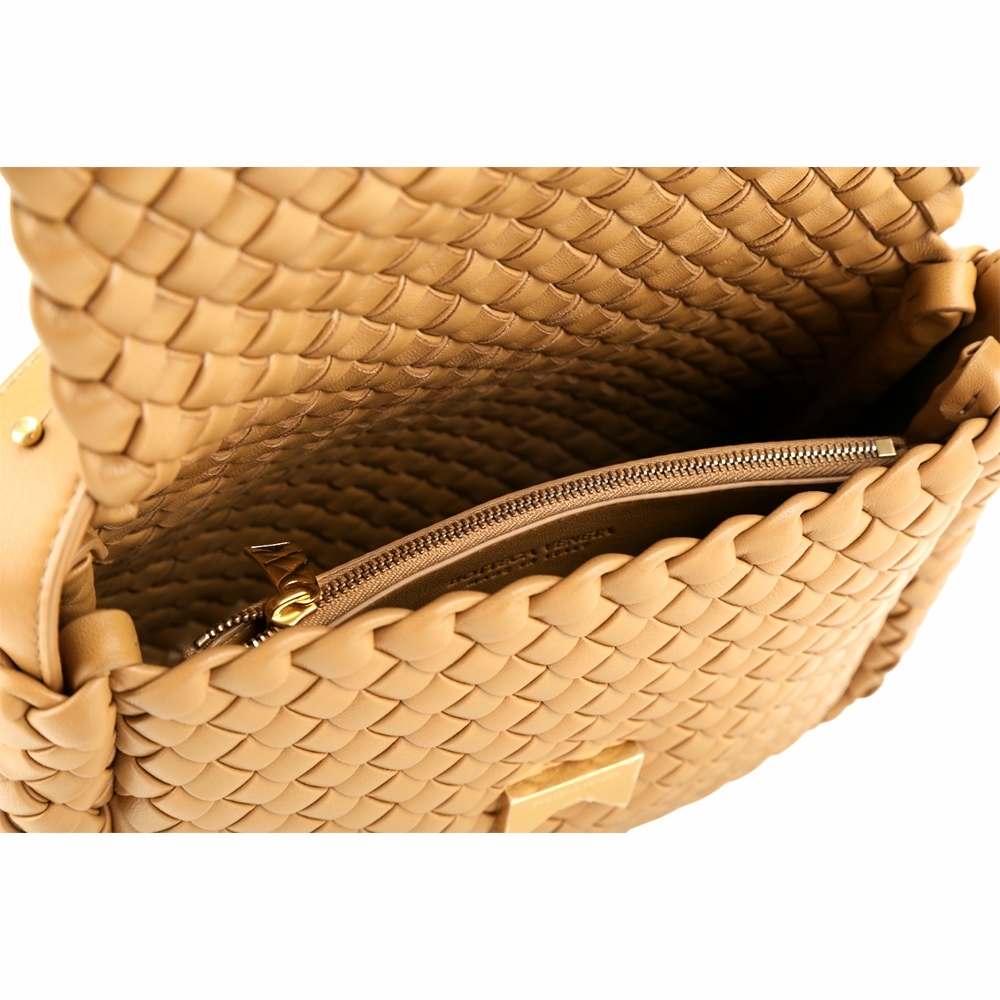 BOTTEGA VENETA 寶緹嘉BV Intrecciato 小羊皮編織翻蓋可調肩 斜背包 焦糖棕 歐系精品包 配件