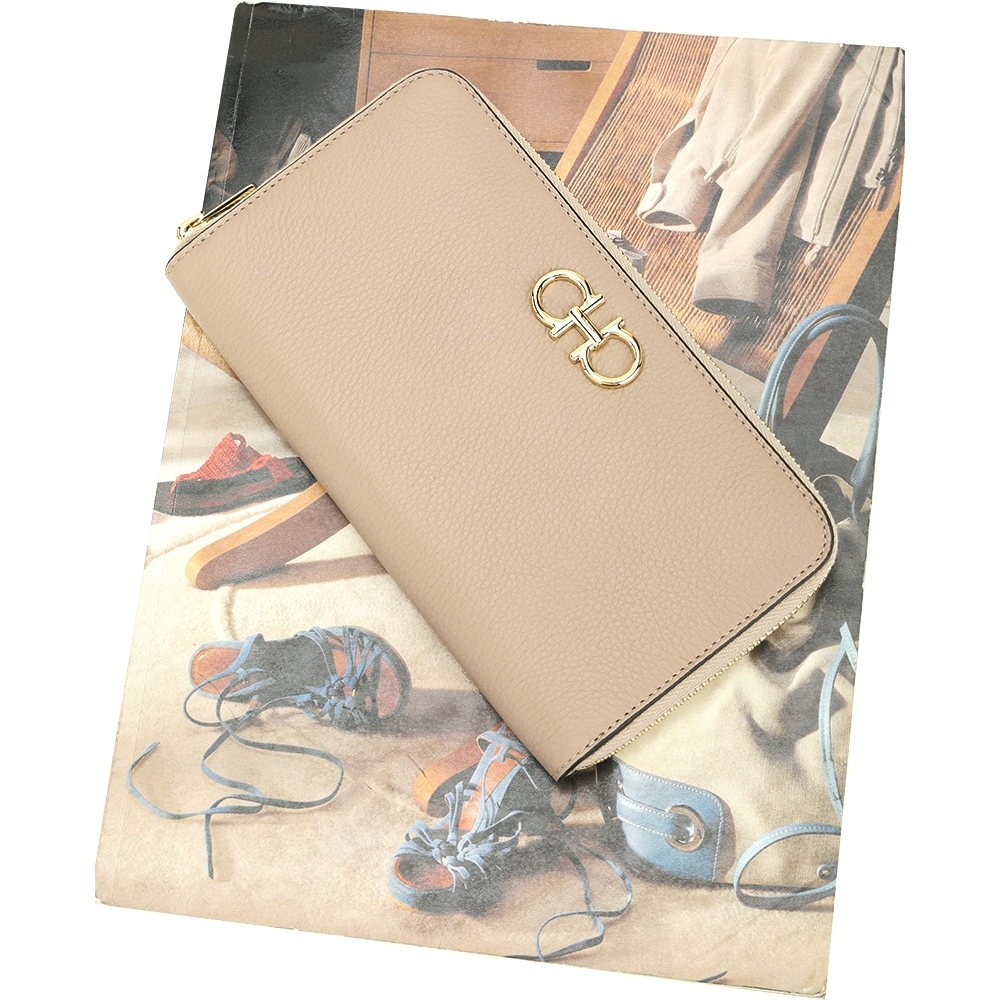 Salvatore Ferragamo GANCINI 馬蹄標誌粒面小牛皮長夾(奶茶色) | 歐系