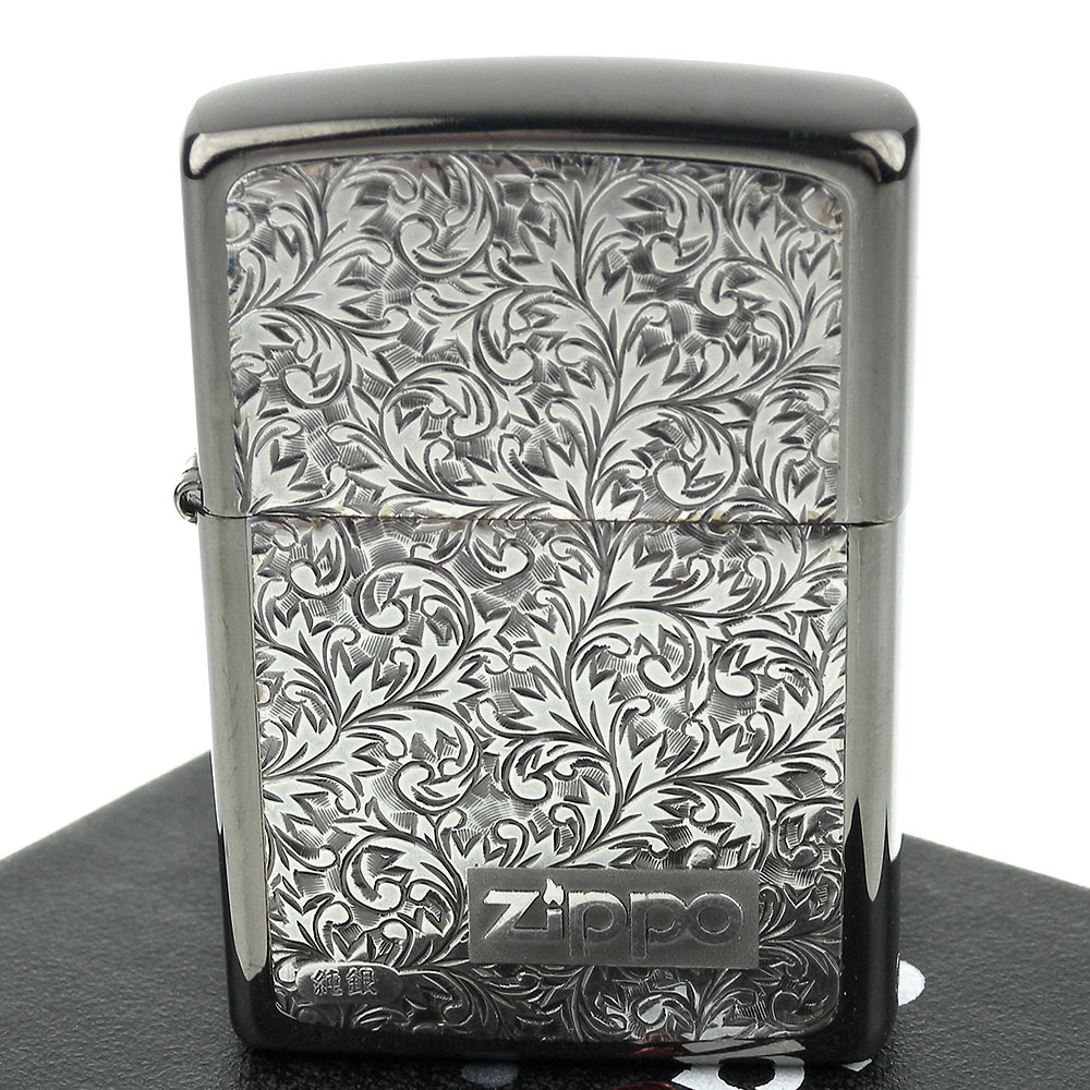 ZIPPO 日系~黑冰鍍鈦-唐草雕花純銀貼片打火機-銀貼片款| 日用雜貨