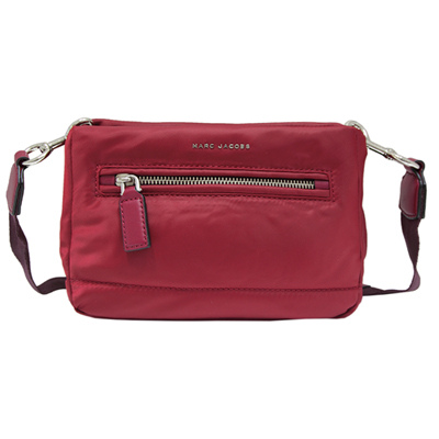 MARC JACOBS 立體LOGO尼龍斜揹包-酒紅色(小)